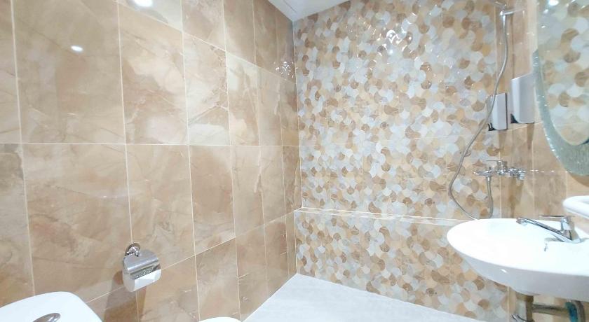 Rons City Hotel near Simpang Lima Semarang Mitra RedDoorz - image 19
