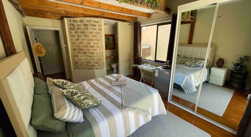 Room in Guest room - Living In Mountain Views Camps Bay — Hotel in Cape Town
