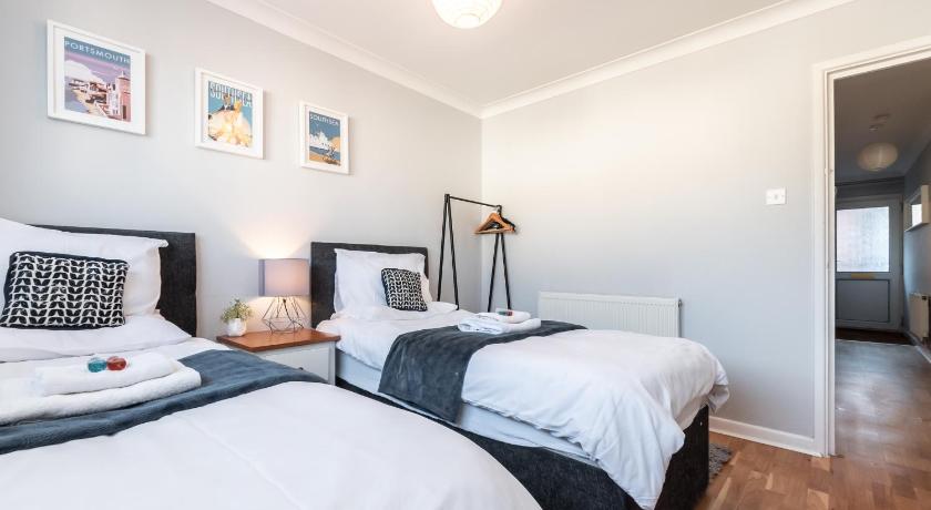 BEST PRICE! - 1 MIN TO THE SHOPS, BARS, PUBS & RESTAURANTS! PERFECT LOCATION - FREE PARKING - FREE W photo
