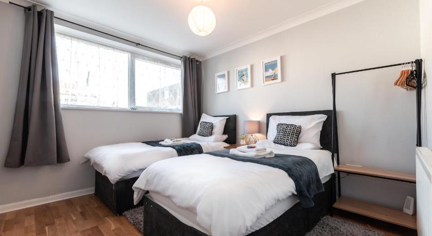 BEST PRICE! - 1 MIN TO THE SHOPS, BARS, PUBS &amp; RESTAURANTS! PERFECT LOCATION - FREE PARKING - FREE W — Hotel in Portsmouth