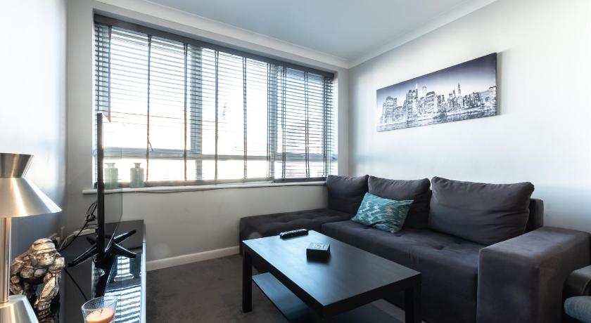 BEST PRICE! - 1 MIN TO THE SHOPS, BARS, PUBS & RESTAURANTS! PERFECT LOCATION - FREE PARKING - FREE W photo
