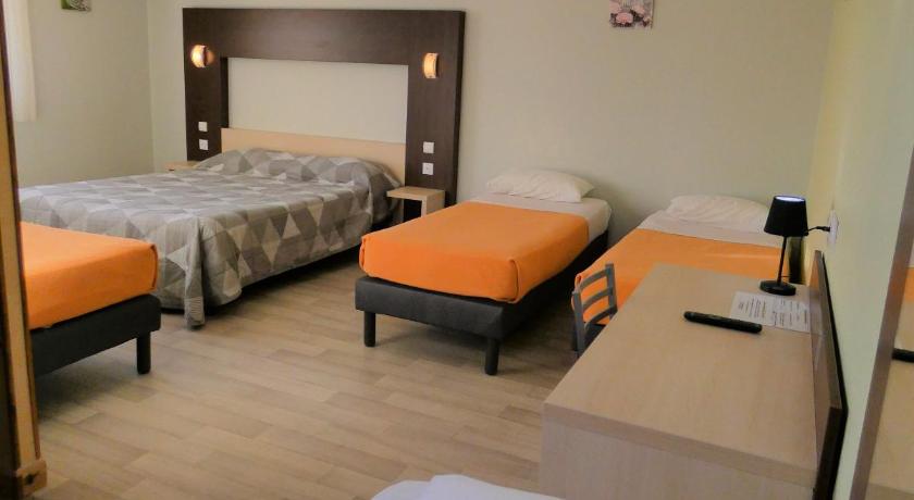 Image of Family Room (5 People) 2