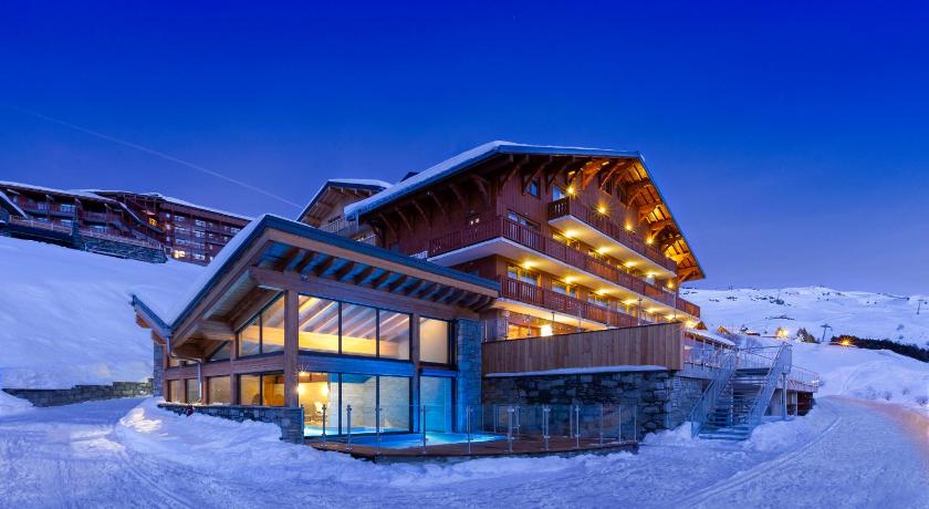 a hotel room with a snow covered ski slope, Ours Blanc Hotel & Spa in Saint-Martin-de-Belleville