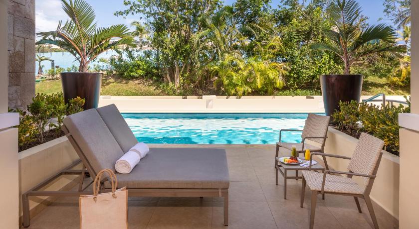 Image of Grand Swim Up Suite Garden View 4