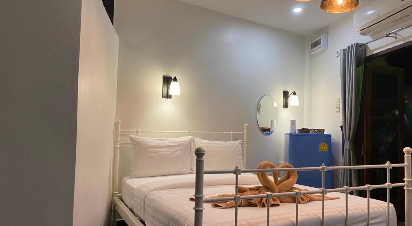 รูปของห้องมาตรฐาน เตียงใหญ่ วิวสระว่ายน้ำ (Standard Pool View Double Room) 8