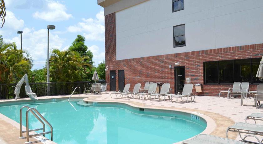 Days Inn & Suites by Wyndham Fort Myers Near JetBlue Park photo