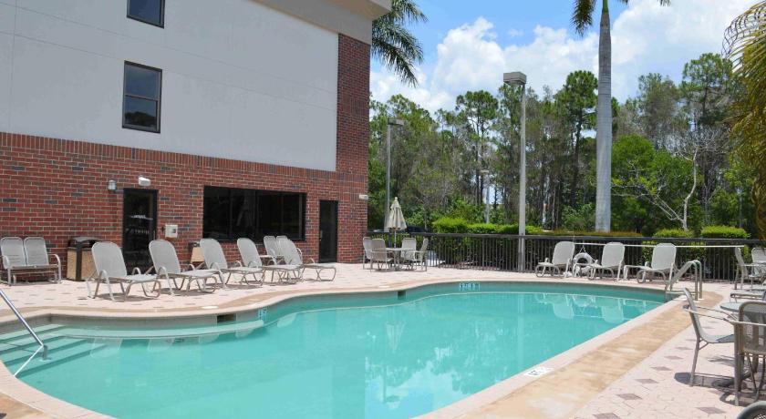 Days Inn & Suites by Wyndham Fort Myers Near JetBlue Park photo