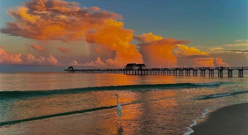 Naples Dream at World Tennis Club 3 mls to beach — Hotel in Naples (FL)