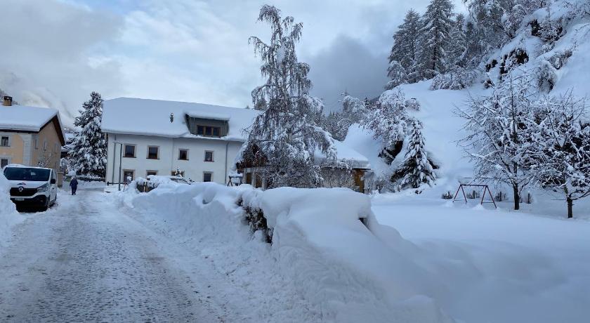 Stimmungsvolle Loftwohnung im Kunstlerviertel in Susch — Hotel in Zernez