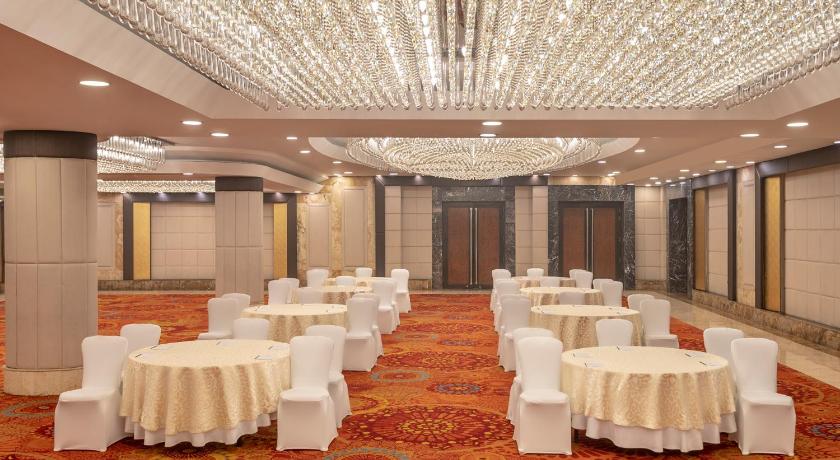 Hotel Radisson Blu Kaushambi Delhi NCR - image 45