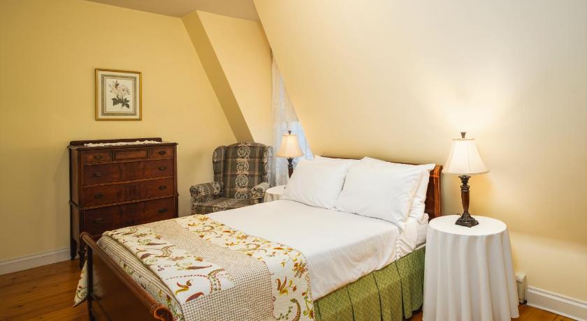 Hillcrest Hall Country Inn photo