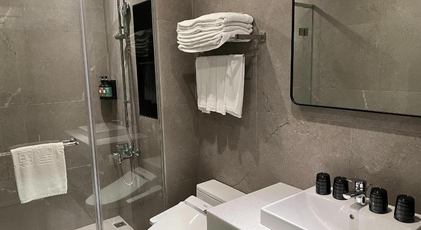 Image of Quadruple Room with Private Bathroom 2