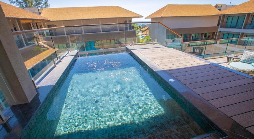Image of Family Jacuzzi Suite Pool View 13