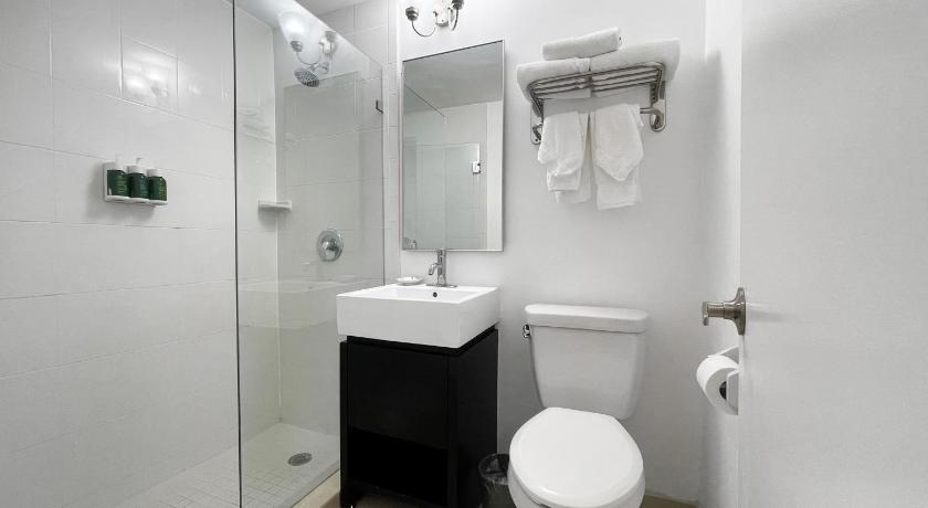 a bathroom with a toilet, sink, and shower, Hotel Sheldon in Fort Lauderdale (FL)