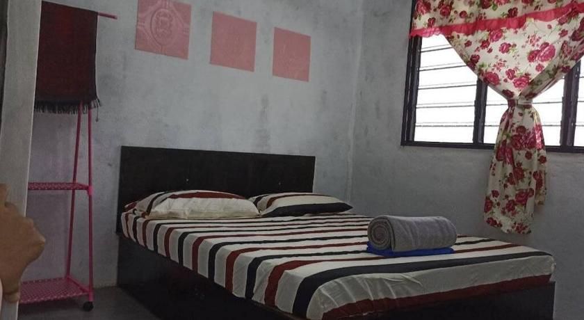 a bedroom with a bed and a window, HOME2STAY CHE MAIL 2 KUALA ROMPIN in Kuala Rompin