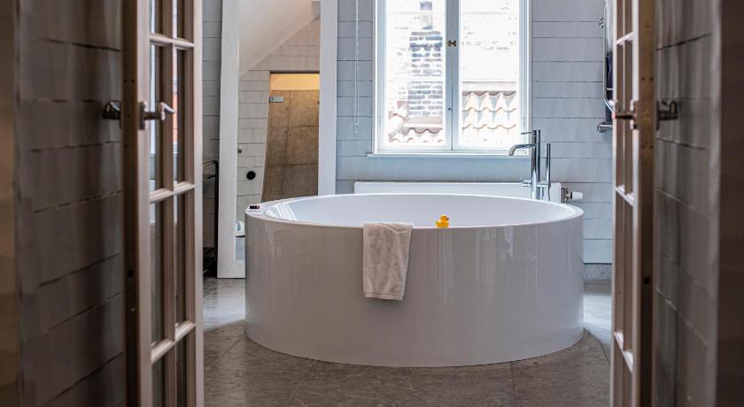 Bild av Suite - 1 King Bed, Nonsmoking, Bathtub, Sitting Area 5