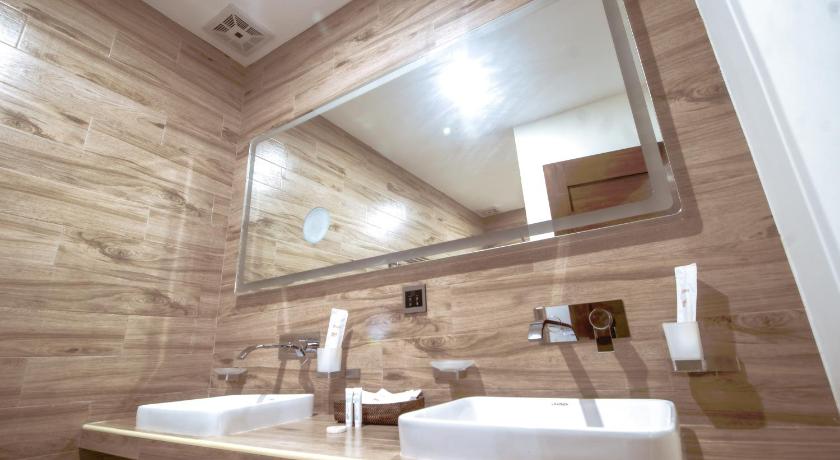 Image of Honeymoon Suite 13