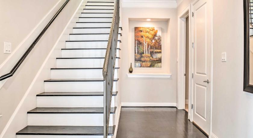 Pet-Friendly Houston Townhome, 6 Mi to Dtwn! photo