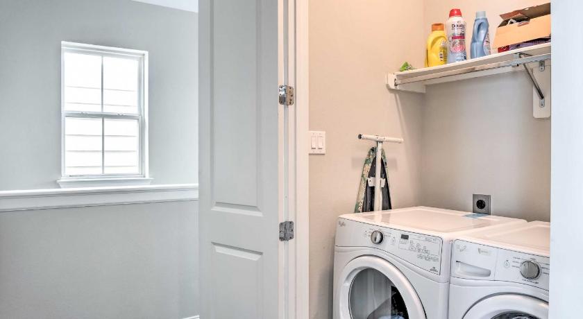 Pet-Friendly Houston Townhome, 6 Mi to Dtwn! photo