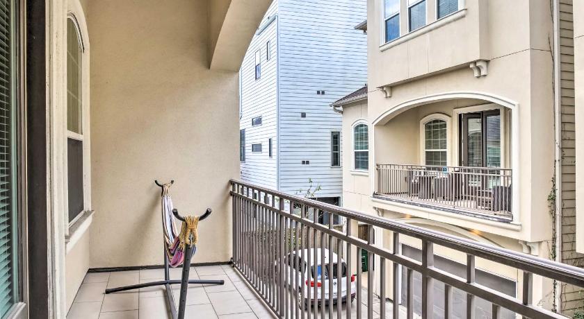 Pet-Friendly Houston Townhome, 6 Mi to Dtwn! photo