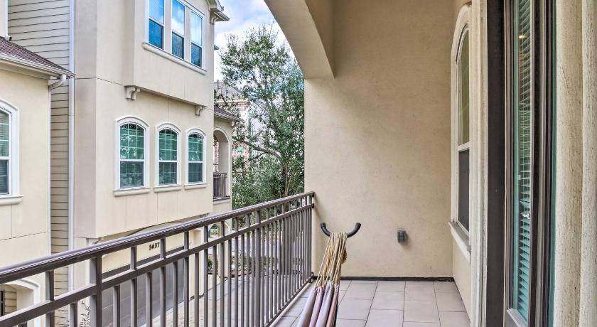 Pet-Friendly Houston Townhome, 6 Mi to Dtwn! photo