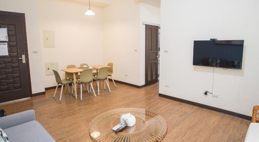 Image of 3-Bedroom Deluxe Suite with King Bed, 4 Single Beds and Balcony 13