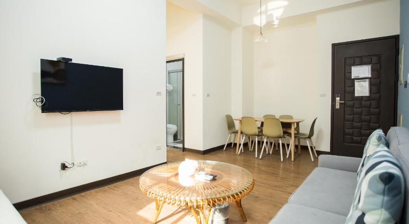 Image of 1-Bedroom Deluxe Suite with 2 Single Beds and Balcony 12