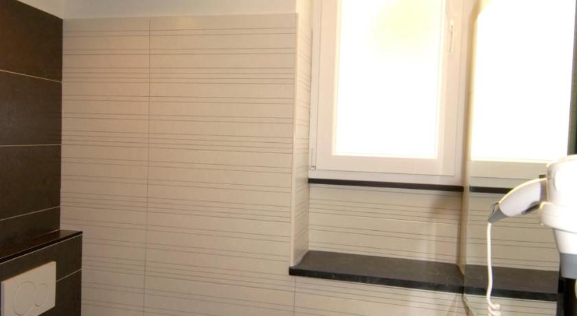 Фото: Стандартный двухместный номер с 1 кроватью (Standard Double Room) 8
