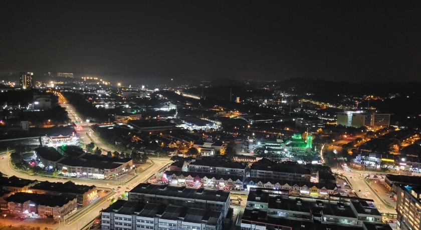 a city at night with lots of traffic, Sky Studio @ Evo SOHO Bandar Baru Bangi in Kuala Lumpur