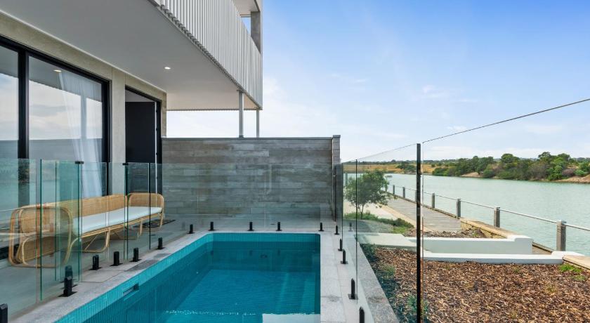 Beautiful Waterfront Townhouse with Pool and BBQ — Hotel in Mornington Peninsula