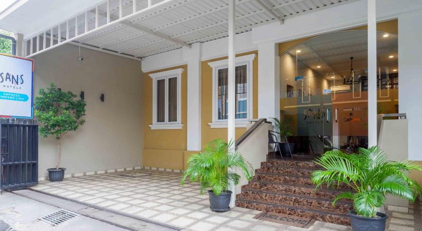 SANS Hotel Empress Simpang Lima - image 24