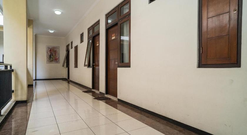 a hallway with a door leading to a hallway, RedDoorz @ Rampal in Malang