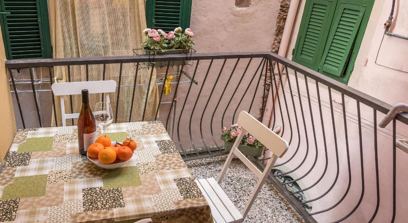 a table that has a bowl of fruit on it, Casa del Borgo by Arbaspaa in Riomaggiore