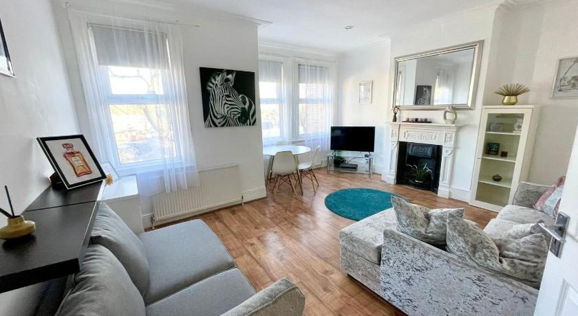 Large 3 Bedroom modern apartment close to central London — Hotel in London