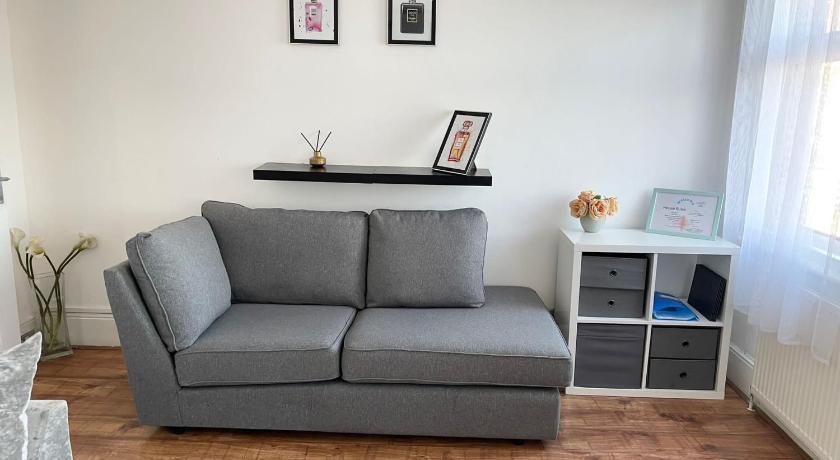 Large 3 Bedroom modern apartment close to central London photo