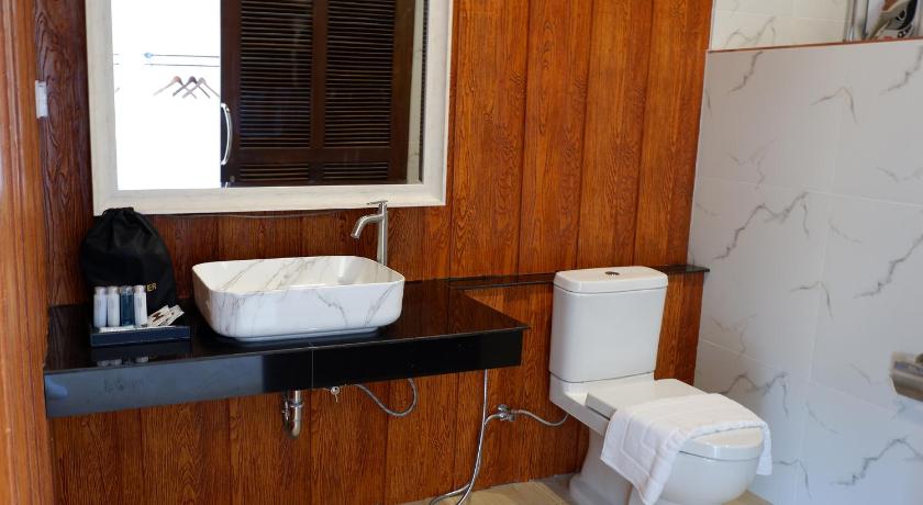 a bathroom with a toilet, sink, and tub, Phorpun Resort Lampang in Lampang