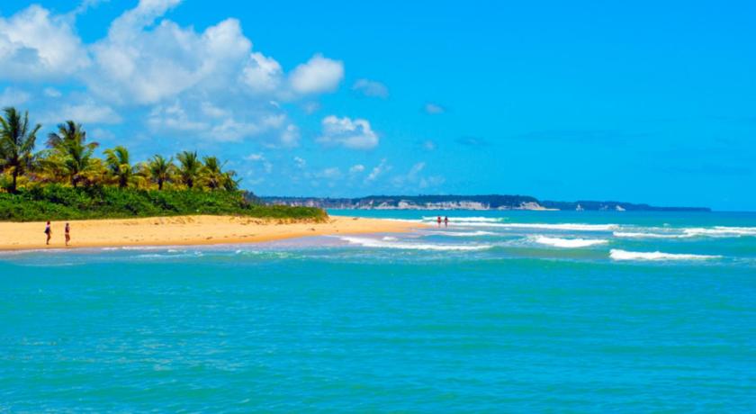 a large body of water with a beach, Hostel Por do Sol - Bahia in Porto Seguro
