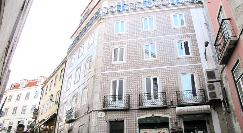 Bright and spacious three bedroom apt in the heart of Lisbon photo