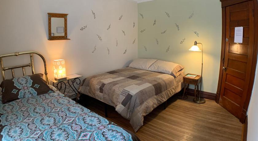 a bedroom with a bed and a lamp, Wanderfalls Guesthouse & Hostel in Niagara Falls (NY)