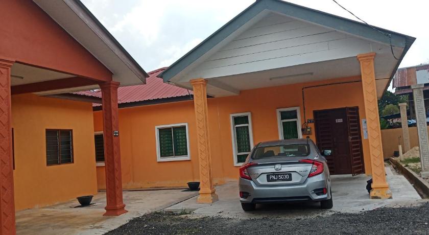 a car parked in front of a house, Nurul Saadah Lunas in Lunas