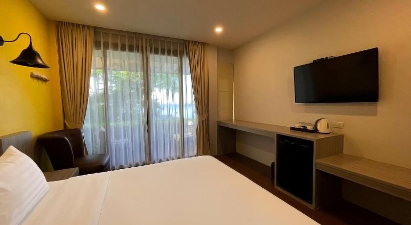 Image of Grand Deluxe Pool View Room 9