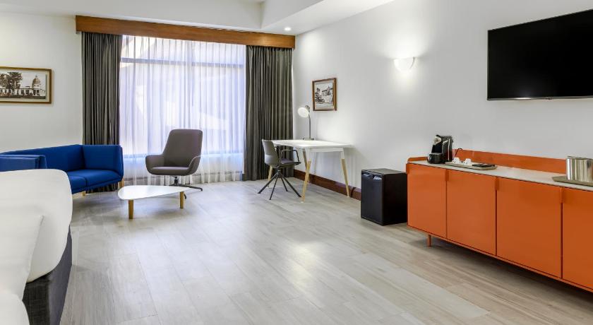Image of 1 King Bed, Suite, Nonsmoking 3