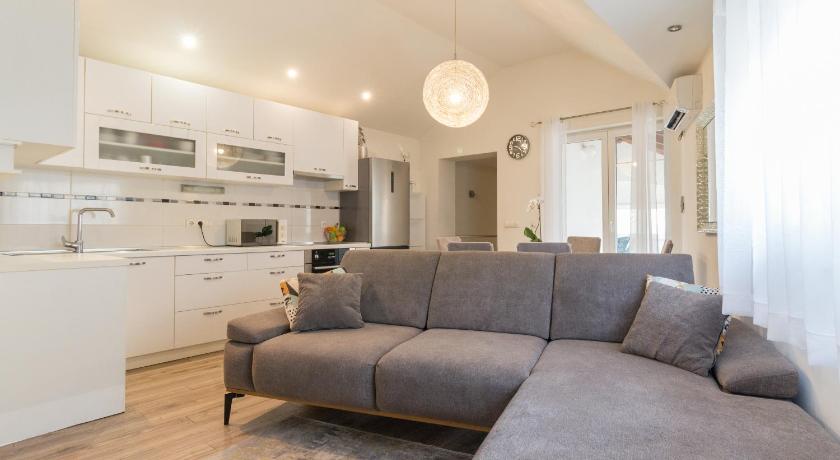 Apartment Niko , 5 meters from the beach — Hotel in Privlaka