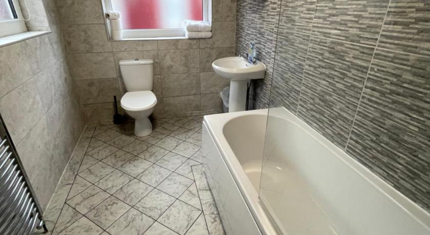 Hosted By Ryan - 2 Bedroom House photo