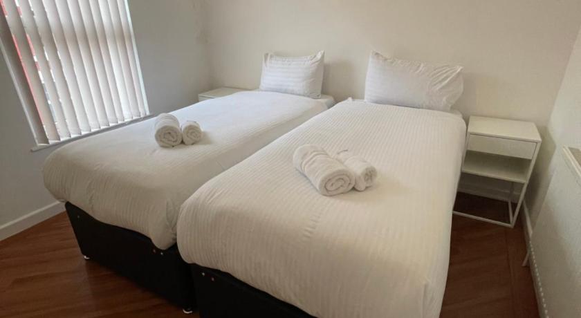 Hosted By Ryan - 2 Bedroom House photo