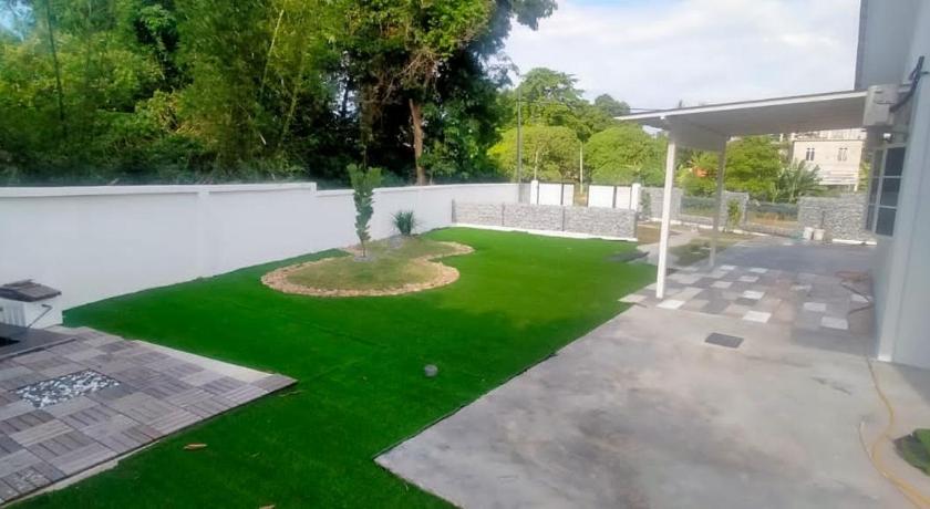 HOMESTAY ASTON GARDEN KB photo