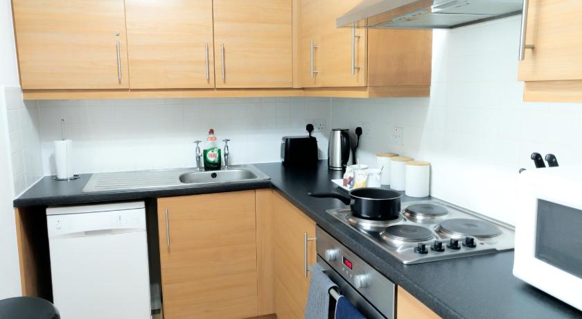 Central Apartment With Free Parking - By Doze photo