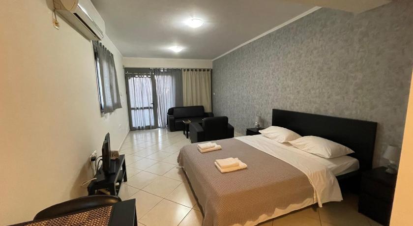 AVR Airport Deluxe Suites 4 — Hotel in Markópoulo
