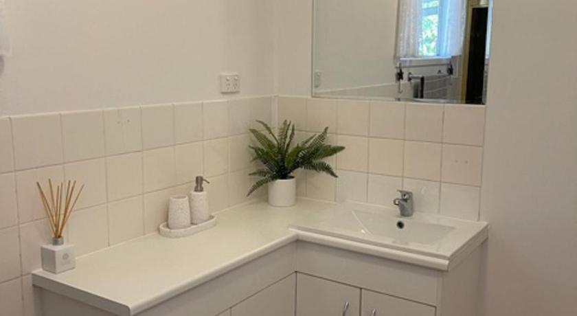 Pet Friendly Cottage in Torquay - Hervey Bay 430m or 5 min walk to dog friendly Shelly Beach photo