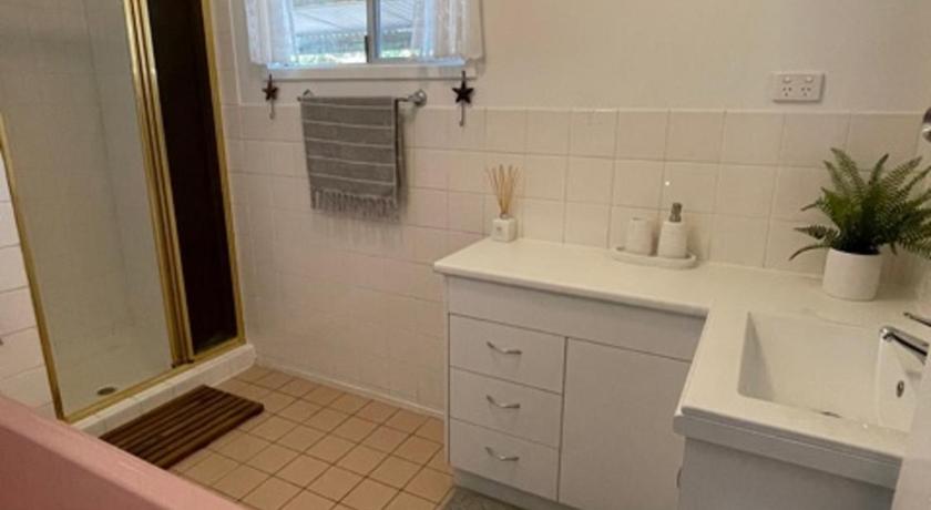 Pet Friendly Cottage in Torquay - Hervey Bay 430m or 5 min walk to dog friendly Shelly Beach photo